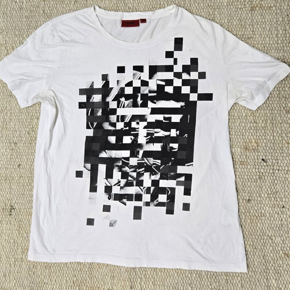 STYLISH WHITE SHORT SLEEVE GRAPHIC TEE BY HUGO BOSS SIZE MEDIUM GREAT CONDITION.